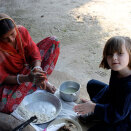 Princess Ingrid Alexandra bakes Indian bread with a woman in Rajasthan, India. (Photo: The Royal Court)